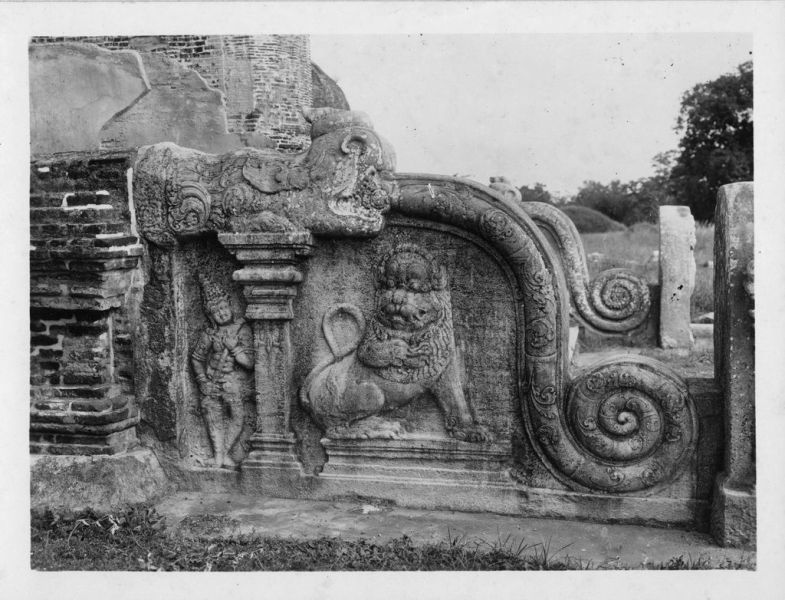Sanctuaire de Lankatilaka (Jetavanarama) : échiffre du perron EFEO_INDE00301