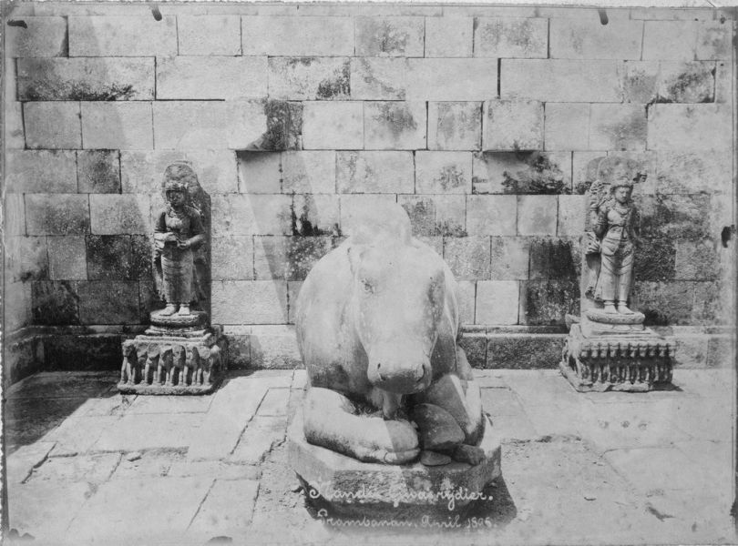 Candi Prambanan / Candi Lara Jonggrang : sanctuaire de Nandī EFEO_INDO00168
