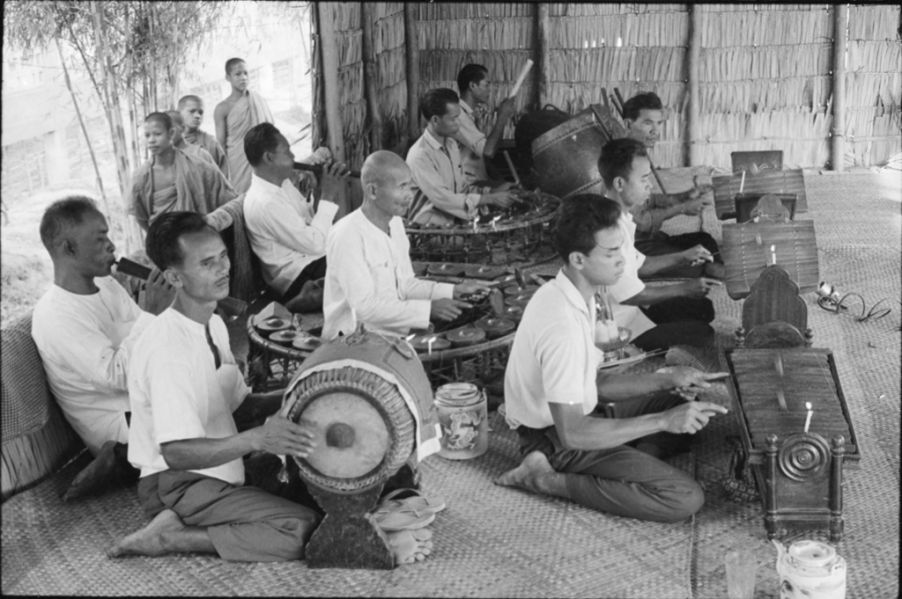 Orchestre pin peat , orchestre cambodgien traditionnel qui accompagne les danses du théâtre classique khmer Lakhon Preah Reach Trop etles représentations du  « grand »  théâtre d’ombres, Lakhon sbek thom . Sur ce cliché, il s’agit d’une cérémonie bouddhique au monastère.