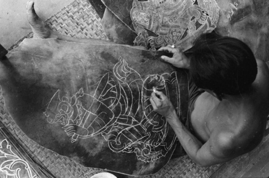Fabrication des marionnettes du grand théâtre d’ombres khmer Lakhon sbek thom , les artistes dessinent sur les peaux de buffle avant de les ajourer.