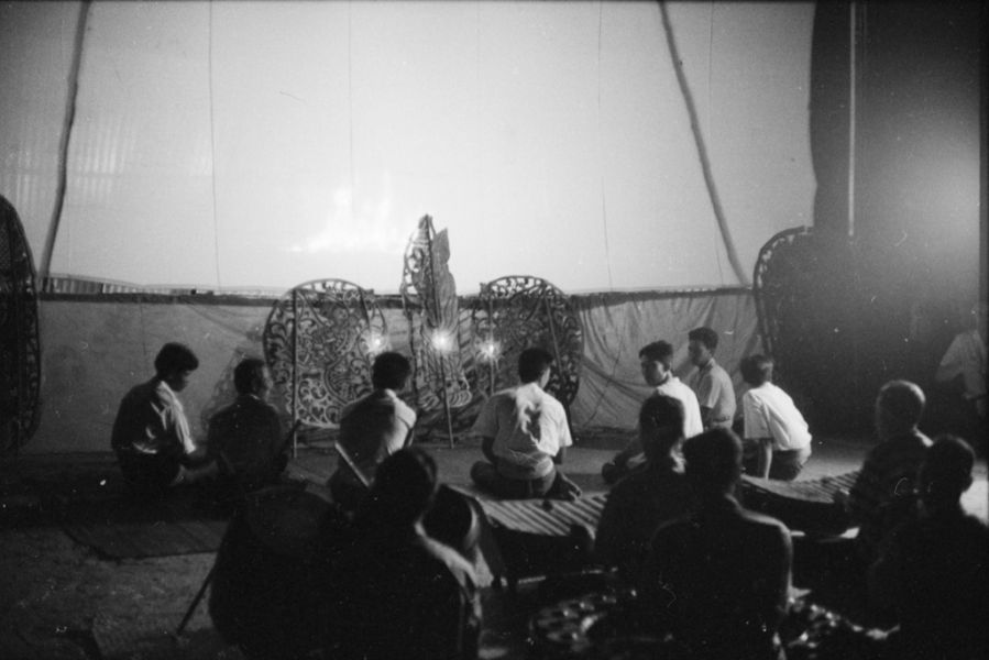 Représentation du grand théâtre d’ombres khmer Lakhon sbek thom , montreurs de marionnettes et musiciens au repos