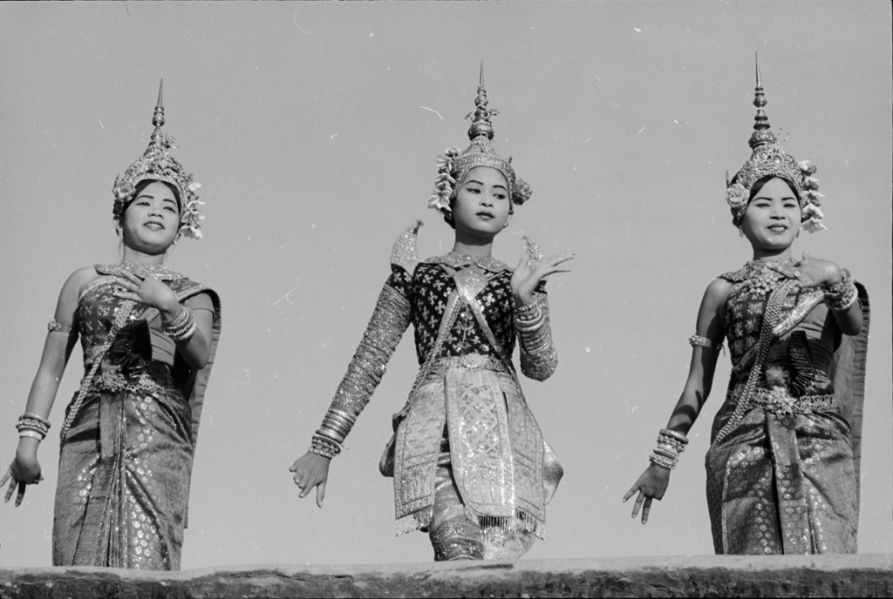 Théâtre classique khmer, Lakhon Preah Reach Trop ,  danseuses en costumes masculins et féminins, Angkor Vat