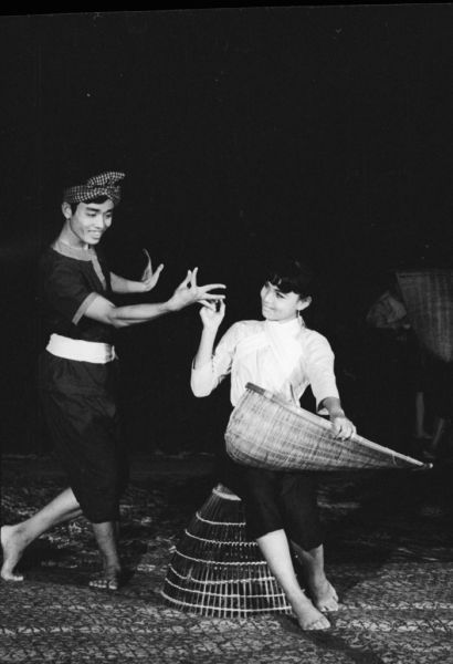 Nesat , danse de la pêche, les danses folkloriques s’inspirent des activités du Cambodge rural, mis en scène au lendemain de l’indépendance en 1953 pour promouvoir la culture nationale.