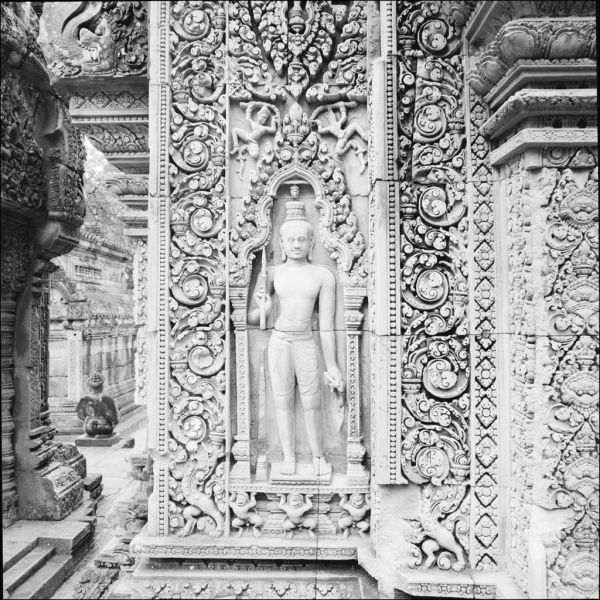 Banteay Srei après anastylose : un gardien sculpté sur le sanctuaire central, 1962-1966, L. Ionesco