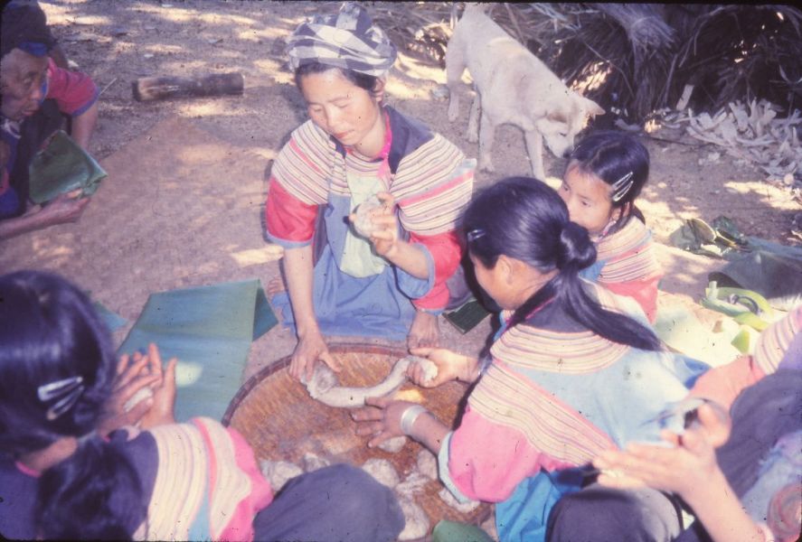 A group of Lisu women is preparing a rice cake for the Lisu New Year EFEO_KLEO00025