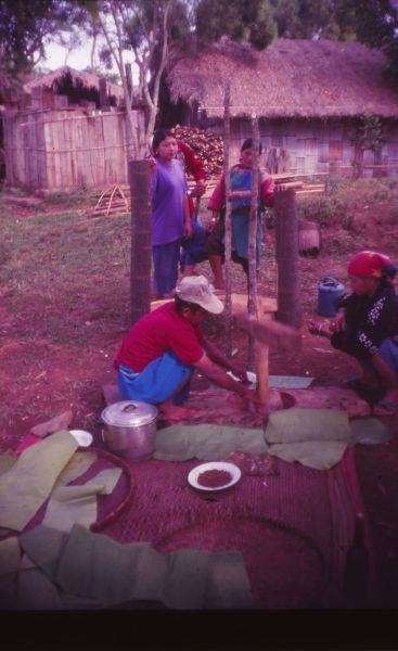 Lisu villagers are making a rice cake for the New Year celebration. EFEO_KLEO00095