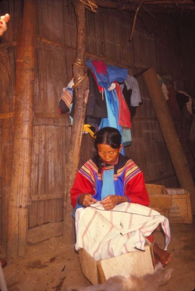 A Lisu woman is sewing a big Lisu shoulder bag. EFEO_KLEO00158