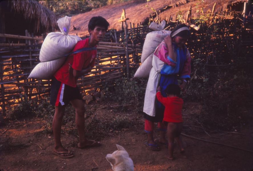 A Lisu couple is carrying rice sacks back to his home. EFEO_KLEO00284
