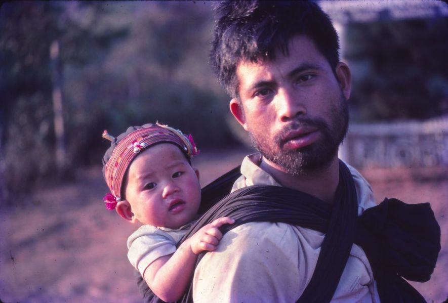 Portrait of a a Lisu father with his daughter. EFEO_KLEO00530