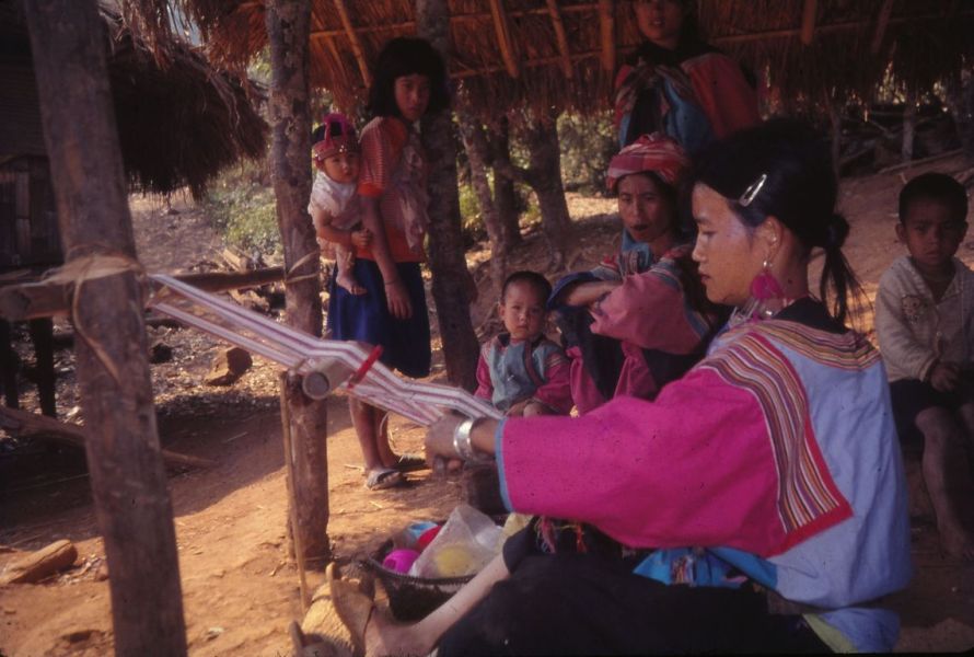 A Lisu woman is weaving a traditional Lisu bag while the others are observing. EFEO_KLEO00628