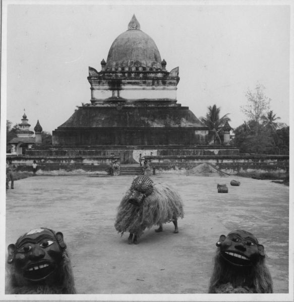 EFEO_LAO20728_1 Cérémonie du Nouvel An laotien : Danse des ancêtres Pou Gneu Gna Gneu et du Petit Lion devant le That Pathoum