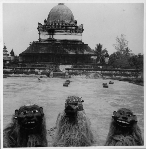EFEO_LAO20728_2 Cérémonie du Nouvel An laotien : Danse des Pou Gneu Gna Gneu et du Petit Lion devant le That Pathoum