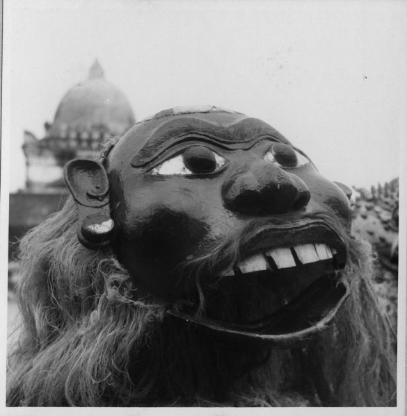 Masque en bois laqué représentant l'ancêtre Pu-gneu, fête du Nouvel à Luang Prabang en 1954 EFEO_LAO20730_2