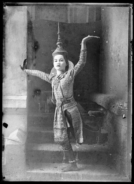 Danseuse jouant un personnage masculin posant dans la posture de l’envol, troupe ambulante en représentation à Siem Reap en 1925.