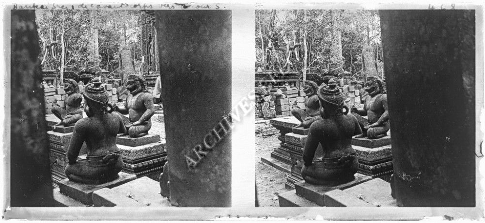 Banteay Srei en cours d'anastylose : les statues des gardiens de porte, 1931 (?), H. Parmentier
