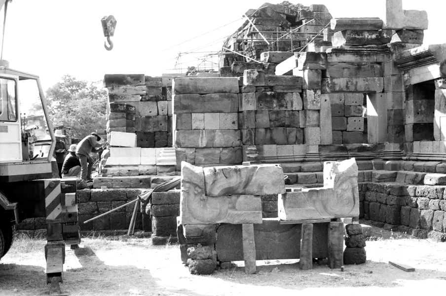 Phanom Wan en cours d'anastylose : reconstruction du pavillon d'entrée oriental et insertion de blocs neufs, 1995, P. Pichard