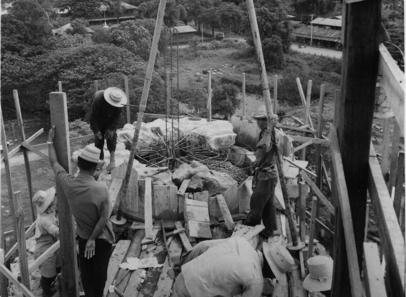 Phimai en cours d'anastylose : reconstruction du sommet de la tour centrale, 1967?, Fine Arts Department, P. Pichard