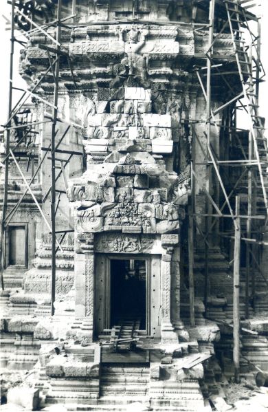 Phimai en cours d'anastylose : reconstruction des superstructures de la tour centrale, 1967, P. Pichard