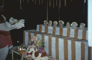Tiruchengode, fête de Kuladevam, pierres des divinités et offrandes EFEO_REIM02730