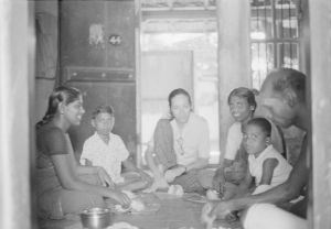 Mel Seval, maison de Vel., Marie-Louise Reiniche partageant le repas EFEO_REIM07759