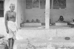 Mel Seval, maison Mujannar, portrait d'un homme devant les stèles et images de divinités EFEO_REIM08280