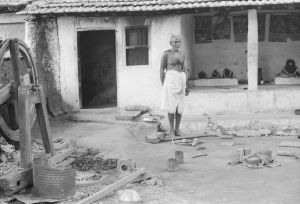 Mel Seval, maison Mujannar, portrait d'un homme dans la cour de sa maison EFEO_REIM08281