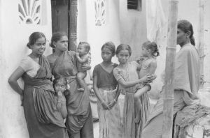Mel Seval, maison Mujannar, portrait de plusieurs femmes et enfants EFEO_REIM08282
