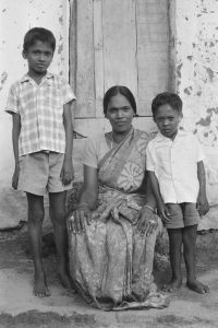 Mel Seval, maison Mujannar, portrait d'une femme et de deux enfants EFEO_REIM08309