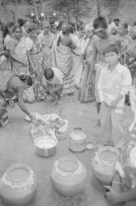 Tiruchengode, fête des Kannimars Mudaliars dans le pavadi, fidèles rendant hommage EFEO_REIM09662