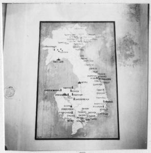 Carte des principaux sites archéologiques indochinois exposée au musée d'art cham de Tourane (Danang) EFEO_VIE00729_f