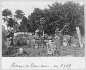 Statues chames déposées dans le jardin municipal de la ville de Tourane (actuel Da Nang) avant la création du musée d'Art cham. EFEO_VIE00762
