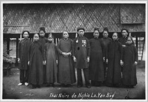Chef Thai noir de Nghia Lo et ses femmes. EFEO_VIE04355